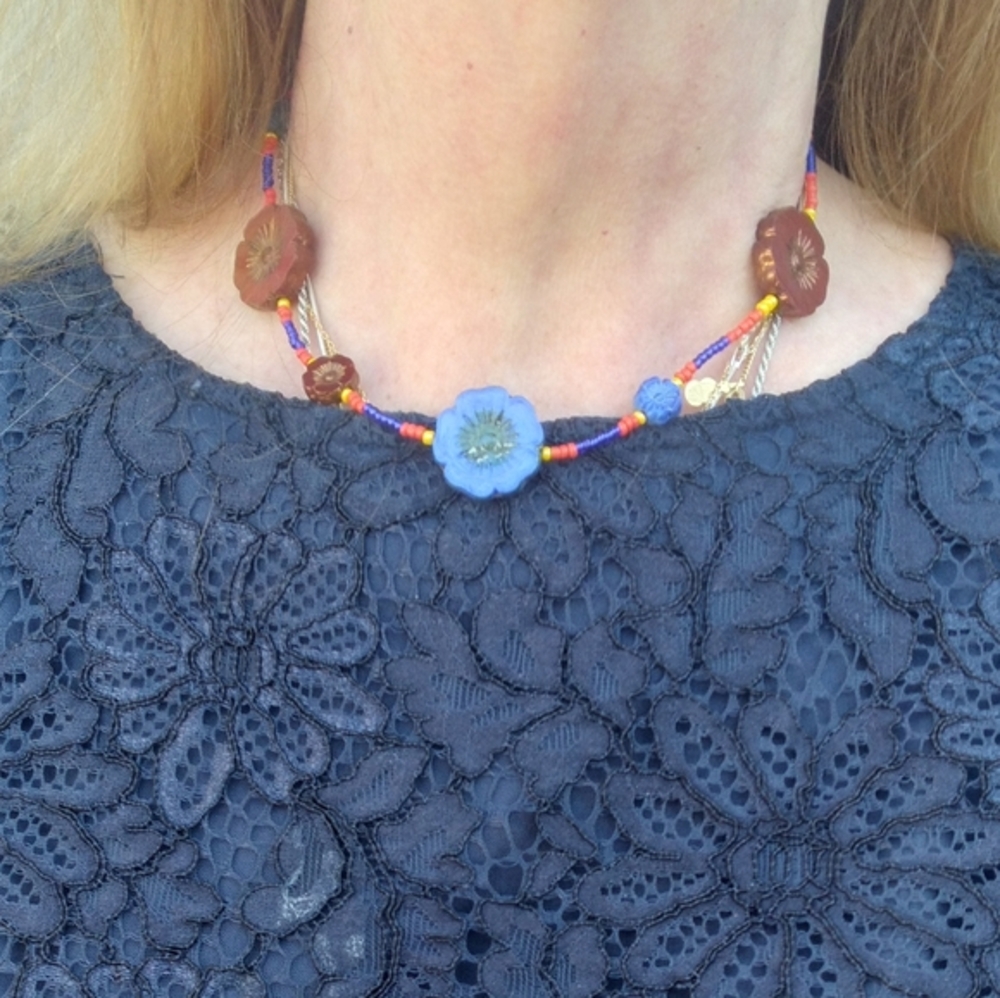 🌺 💥 15 1/2" seed bead Blue & Crimson Czech Glass🌺Flower Choker necklace 😲